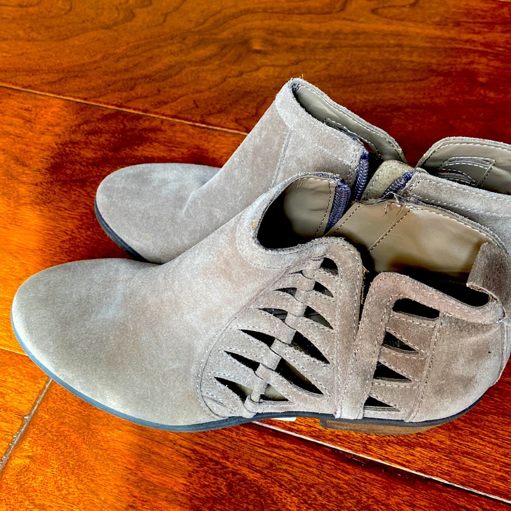 NWOB MICHAEL BY MICHAEL SHANNON TAUPE BOOTIES SIZE 6.5